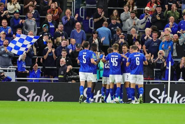 27th August 2025; Hill Dickinson Stadium, Liverpool, England; EFL Carabao Cup Football, Everton versus Mansfield Town; Carlos Alcaraz of Everton FC is congratulated by team mates after scoring in the 51st minute to make the score 1-0  RogerxEvans