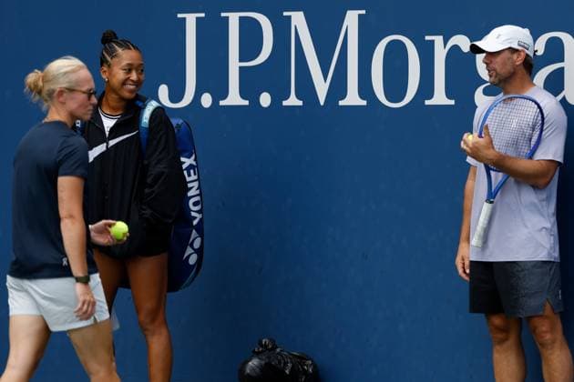 TENIS US OPEN 2025 27082025 N Z NAOMI OSAKA JAPONIA JEJ BYLY TRENER WIM FISSETTE BELGIA DARIA ABRAMOWICZ W TRAKCIE TRENINGU NA TURNIEJU WIELKIEGO SZLEMA US OPEN 2025 MARCIN CHOLEWINSKI NEWSPIX.PL TENNIS US OPEN 2025 27082025 NAOMI OSAKA OF JAPAN HER FORMER COACH WIM FISSETTE OF BELGIUM DARIA ABRAMOWICZ DURING THE PRACTISE SESSION NEWSPIX.PL --- newspix.pl 