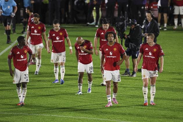 Joshua Zirkzee of Manchester United, ManU and team mates look dejected at full time Grimsby Town v Manchester United, EFL Carabao Cup, Second Round, Football, Blundell Park, Grimsby, UK - 27 Aug 2025Grimsby Blundell Park United Kingdom EDITORIAL USE ONLY No use with unauthorised audio, video, data, fixture lists, club league logos or live services. Online in-match use limited to 120 images, no video emulation. No use in betting, games or single club league player publications. Copyright: xPaulxCurrie Shutterstockx 15457582da
