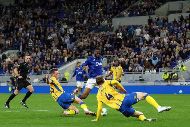Beto of Everton s shot is blocked by Elliott Hewitt of Mansfield Town Everton v Mansfield Town, EFL Carabao Cup, Second Round, Football, Hill Dickinson Stadium, Liverpool, UK - 27 Aug 2025Liverpool Hill Dickinson Stadium United Kingdom EDITORIAL USE ONLY No use with unauthorised audio, video, data, fixture lists, club league logos or live services. Online in-match use limited to 120 images, no video emulation. No use in betting, games or single club league player publications. Copyright: xPhilxBryan Shutterstockx 15457585ci