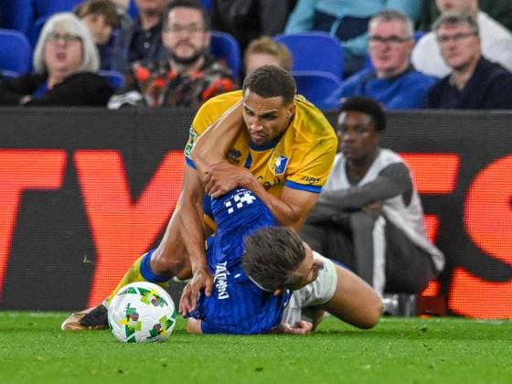 Everton v Mansfield Town Carabao Cup Jordan Bowery of Mansfield Town and James Tarkowski during the Carabao Cup Second Round match at the Hill Dickson Stadium, Liverpool UK Newspapers OUT Copyright: xKarlxVallantinex FIL-22149-0048