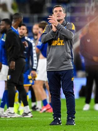 Everton v Mansfield Town Carabao Cup Mansfield Town manager Nigel Clough appreciates the fans support at the final whistle during the Carabao Cup Second Round match at the Hill Dickson Stadium, Liverpool UK Newspapers OUT Copyright: xKarlxVallantinex FIL-22149-0051