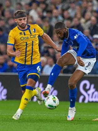 Everton v Mansfield Town Carabao Cup Beto of Everton and Baily Cargill of Mansfield Town battles for the ball during the Carabao Cup Second Round match at the Hill Dickson Stadium, Liverpool UK Newspapers OUT Copyright: xKarlxVallantinex FIL-22149-0070