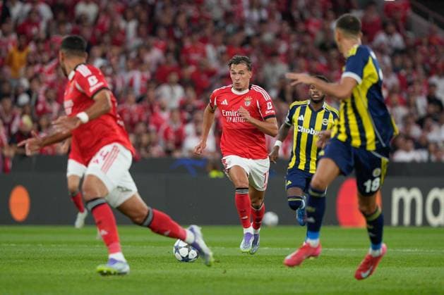 UEFA CHAMPIONS LEAGUE: BENFICA x FENERBAHCE Amar Dedic of SL Benfica (C) in action during UEFA Champions League 2025 26 Play-offs 2nd leg between SL Benfica and Fenerbahce SK at Estadio da Luz in Lisbon, Portugal. 27 08 2025 Lisbon Estadio da Luz Lisbon Portugal Copyright: xBrunoxdexCarvalhox