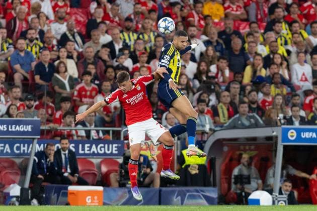 August 27, 2025, Lisbon, Lisbon, Portugal: Benfica defender from Sweden SAMUEL DAHL (26) and Fenerbahce forward from Morocco YOUSSEF EN-NESYRI (19) in action during the game for the 2nd Leg of Playoff qualifier of the UEFA Champions League between Benfica and Fenerbahce at Estadio da Luz Lisbon Portugal - ZUMAs359 20250827_zsp_s359_129 Copyright: xAlexandrexdexSousax