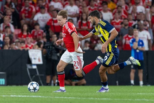 August 27, 2025, Lisbon, Lisbon, Portugal: Benfica forward from Norway ANDREAS SCHJELDERUP (21) and Fenerbahce forward from Turkey OGUZ AYDIN (70) in action during the game for the 2nd Leg of Playoff qualifier of the UEFA Champions League between Benfica and Fenerbahce at Estadio da Luz Lisbon Portugal - ZUMAs359 20250827_zsp_s359_190 Copyright: xAlexandrexdexSousax