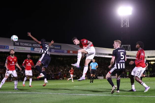 Grimsby Town v Manchester United, ManU 27 August 2025, Grimsby - Carabao Cup Second Round - Grimsby Town v Manchester United - Benjamin Sesko of Manchester United heads the ball - Photo: Jacques Feeney Offside. Grimsby UK Copyright: xJacquesxFeeneyx xOffsidexOffside
