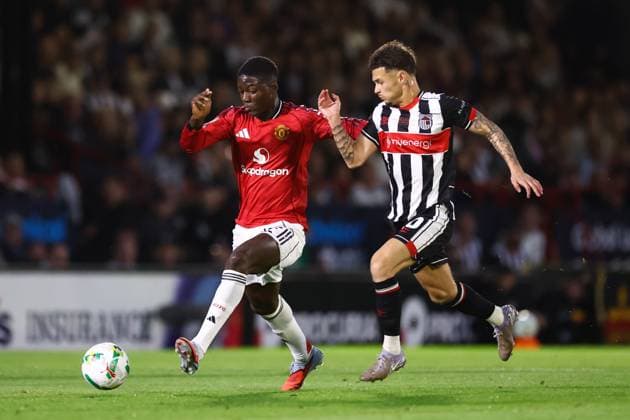 Grimsby Town v Manchester United, ManU 27 August 2025, Grimsby - Carabao Cup Second Round - Grimsby Town v Manchester United - Kobbie Mainoo of Manchester United and George McEachran of Grimsby Town - Photo: Jacques Feeney Offside. Grimsby UK Copyright: xJacquesxFeeneyx xOffsidexOffside