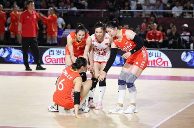 (250828) -- CHIANG MAI, Aug. 28, 2025 -- Gong Xiangyu (bottom) of China gets help from teammates during the Preliminary Phase Pool F match between China and the Dominican Republic at the Volleyball Women s World Championship, WM, Weltmeisterschaft in Chiang Mai, Thailand, Aug. 27, 2025. ) (SP)THAILAND-CHIANG MAI-VOLLEYBALL-WOMEN S WORLD CHAMPIONSHIP-CHINA VS THE DOMINICAN REPUBLIC SunxWeitong 