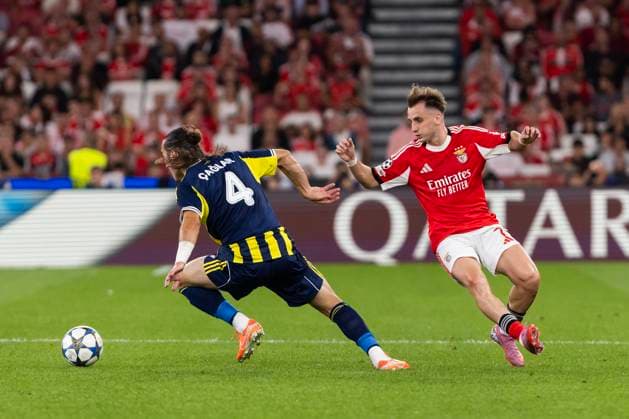 UEFA Champions League SL Benfica Vs Fenerbahce in Lisbon, Portugal - 27 Aug 2025 Kerem Akturkoglu (R) of SL Benfica and Caglar Soyuncu (L) of Fenerbahce seen in action during the UEFA Champions League playoff 2nd leg match between SL Benfica and Fenerbahce at Estadio da Luz Stadium. Final score SL Benfica 1 : 0 Fenerbahce Lisbon Portugal Copyright: xHugoxAmaralx xSOPAxImagesx slbenfica_fenerbahce_playoff_champions_league16
