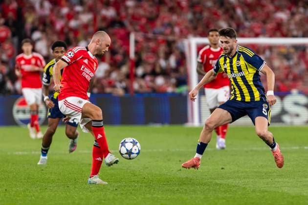 UEFA Champions League SL Benfica Vs Fenerbahce in Lisbon, Portugal - 27 Aug 2025 Fredrik Aursnes (L) of SL Benfica and Ismail Yuksek (R) of Fenerbahce seen in action during the UEFA Champions League playoff 2nd leg match between SL Benfica and Fenerbahce at Estadio da Luz Stadium. Final score SL Benfica 1 : 0 Fenerbahce Lisbon Portugal Copyright: xHugoxAmaralx xSOPAxImagesx slbenfica_fenerbahce_playoff_champions_league26