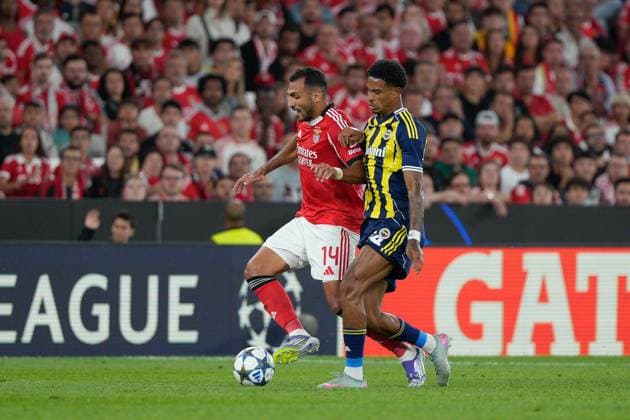 SL Benfica Vs Fenerbahce SK in Lisbon, Portugal Vangelis Pavlidis of SL Benfica (L) and Jayden Oosterwolde of Fenerbahce SK (R) in action during UEFA Champions League 2025 26 Play-offs 2nd leg between SL Benfica and Fenerbahce SK at Estadio da Luz. Final score SL Benfica 1 : 0 Fenerbahce SK Lisbon Portugal Copyright: xBrunoxdexCarvalhox xSOPAxImagesx FOTO-1006