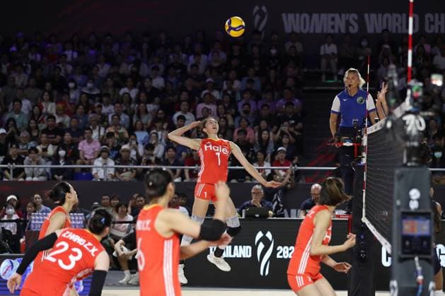 (250828) -- CHIANG MAI, Aug. 28, 2025 -- Wu Mengjie (top) of China spikes the ball during the Preliminary Phase Pool F match between China and the Dominican Republic at the Volleyball Women s World Championship, WM, Weltmeisterschaft in Chiang Mai, Thailand, Aug. 27, 2025. ) (SP)THAILAND-CHIANG MAI-VOLLEYBALL-WOMEN S WORLD CHAMPIONSHIP-CHINA VS THE DOMINICAN REPUBLIC SunxWeitong 