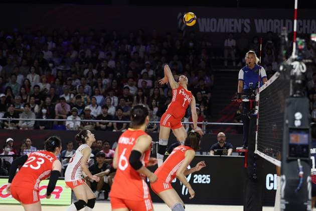 (250828) -- CHIANG MAI, Aug. 28, 2025 -- Wu Mengjie (top) of China spikes the ball during the Preliminary Phase Pool F match between China and the Dominican Republic at the Volleyball Women s World Championship, WM, Weltmeisterschaft in Chiang Mai, Thailand, Aug. 27, 2025. ) (SP)THAILAND-CHIANG MAI-VOLLEYBALL-WOMEN S WORLD CHAMPIONSHIP-CHINA VS THE DOMINICAN REPUBLIC SunxWeitong 