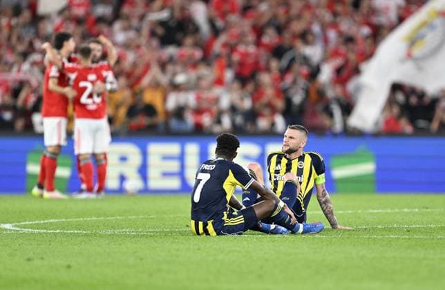 Benfica v Fenerbahce - UEFA Champions League Benfica v Fenerbahce - UEFA Champions League LISBON, PORTUGAL AUGUST 27: Fenerbahce players Fred L and captain Dusan Tadic R sit dejected on the pitch after their teams defeat against Benfica in the UEFA Champions League play-off second leg match at Luz Stadium in Lisbon, Portugal, on August 27, 2025. Burak Akbulut Anadolu Lisbon Portugal. Editorial use only. Please get in touch for any other usage.  Copyright: x2025xAnadoluxBurakxAkbulutx Lisbon Portugal. Editorial use only. Please get in touch for any other usage.  Copyright: xIMAGO AnadoluxAgencyxIMAGO BurakxAkbulutx