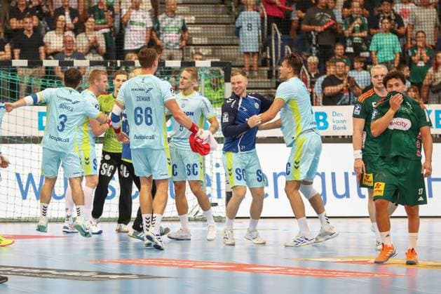 27.08.2025, xgox, Handball - Daikin HBL TSV Hannover-Burgdorf - VfL Gummersbach emspor, v.l. Gummersbach Jubel ueber den Sieg, Jubel nach Spielende, Justus Fischer (Hannover, 54), Sindre Aho (Hannover, 27) enttaeuscht, schaut enttaeuscht, niedergeschlagen, disappointed Hannover
