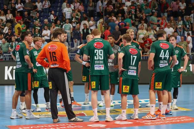 27.08.2025, xgox, Handball - Daikin HBL TSV Hannover-Burgdorf - VfL Gummersbach emspor, v.l. Hannover enttaeuscht, schaut enttaeuscht, niedergeschlagen, disappointed Hannover