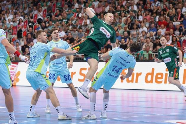 27.08.2025, xgox, Handball - Daikin HBL TSV Hannover-Burgdorf - VfL Gummersbach emspor, v.l. Justus Fischer (Hannover, 54) wirft Tor, Torschuetze, erzielt Tor, Treffer, scores the goal Hannover