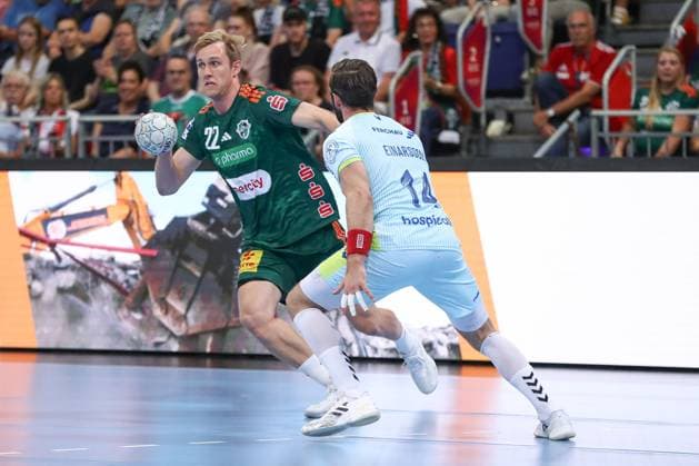27.08.2025, xgox, Handball - Daikin HBL TSV Hannover-Burgdorf - VfL Gummersbach emspor, v.l. Marian Michalczik (Hannover, 22) , Teitur Orn Einarsson (Gummersbach, 14) Zweikampf, Duell, Kampf, tackle Hannover