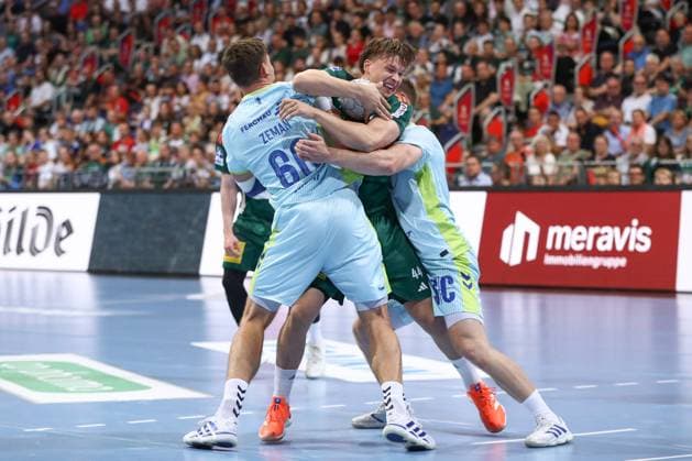 27.08.2025, xgox, Handball - Daikin HBL TSV Hannover-Burgdorf - VfL Gummersbach emspor, v.l. Stepan Zeman (Gummersbach, 66), Thomas Alfred Solstad (Hannover, 44), Kristja Horzen (Gummersbach, 27) Zweikampf, Duell, Kampf, tackle Hannover