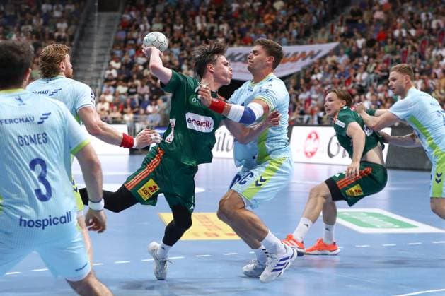 27.08.2025, xgox, Handball - Daikin HBL TSV Hannover-Burgdorf - VfL Gummersbach emspor, v.l. Leif Tissier (Hannover, 7), Stepan Zeman (Gummersbach, 66) Zweikampf, Duell, Kampf, tackle Hannover