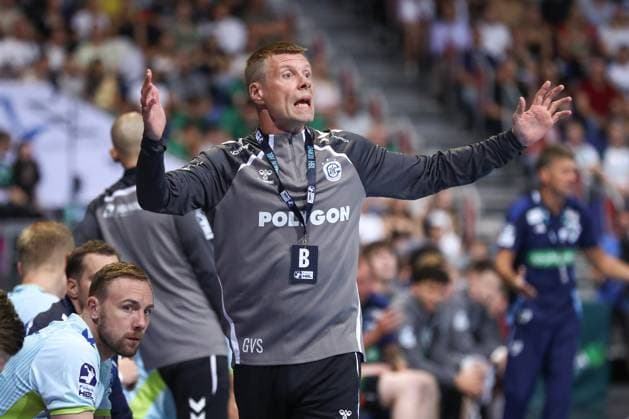 27.08.2025, xgox, Handball - Daikin HBL TSV Hannover-Burgdorf - VfL Gummersbach emspor, v.l. Gudjon Valur Sigurdsson (Gummersbach, Trainer) gibt Anweisungen, gestikuliert mit den Armen, gesticulate, gives instructions Hannover
