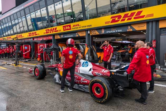 Formula 1 Heineken Dutch Grand Prix 2025 Alexis Perrin OVERTAKE MAXPPP - Zandvoort 28 08 2025 Scuderia Ferrari HP practice pit stop in the pitlane at the Formula 1 Heineken Dutch Grand Prix 2025, the 15th round of the 2025 FIA Formula 1 World Championship, WM, Weltmeisterschaft at Circuit Zandvoort in Zandvoort, Netherlands, from 28 to 31 August 2025 Zandvoort Netherlands  Copyright: xOVERTAKE MAXPPPxAlexisxPerrinx OVT202508286613 OVT202508286613