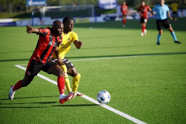 KuPS 24 Bob Nii Armah and FC Midtjylland s 14 Edward Chilufya during the UEFA Europa League playoff second leg match between KuPS and FC Midtjylland in Kuopio, Finland August 28, 2025. ---EDITORS NOTE --- RESTRICTED TO EDITORIAL USE --- Kuopio Finland LKFTVX20250828182121LEIG  Copyright: xMatiasxHonkamaax LKFTVX20250828182121LEIG