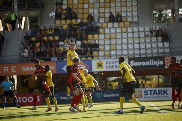 KuPS 23 Arttu Lötjönen jumps for the ball with FC Midtjylland s 22 Mads Bech Sorensen during the UEFA Europa League playoff second leg match between KuPS and FC Midtjylland in Kuopio, Finland August 28, 2025. ---EDITORS NOTE --- RESTRICTED TO EDITORIAL USE --- Kuopio Finland LKFTVX20250828181231HTBP  Copyright: xMatiasxHonkamaax LKFTVX20250828181231HTBP