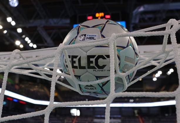 28.08.2025 - Handball - 1. Bundesliga DAIKIN HBL - Saison 2025 2026 - 01. Spieltag: HC Erlangen Metropolregion Nürnberg HCE - THW Kiel - DaMa - xdaxmax - Symbolbild Symbolfoto Feature Impression - Handball auf Tornetz