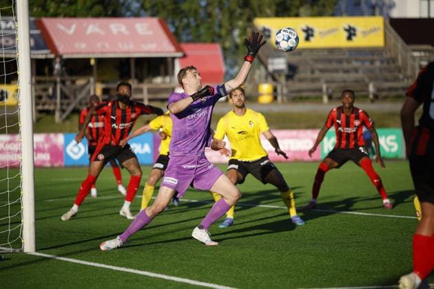 KuPS goalkeeper Johannes Kreidl saves the ball during the UEFA Europa League playoff second leg match between KuPS and FC Midtjylland in Kuopio, Finland August 28, 2025. ---EDITORS NOTE --- RESTRICTED TO EDITORIAL USE --- Kuopio Finland LKFTVX20250828184756CDEV  Copyright: xMatiasxHonkamaax LKFTVX20250828184756CDEV
