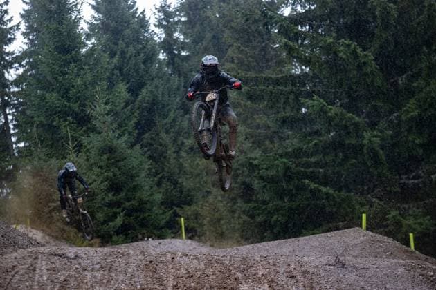 Whoop UCI Downhill Worldcup Les Gets DAPRELA Thibaut ROGUE RACING - SR SUNTOURat Whoop UCI Downhill Worldcup Les Gets , 28.08.2025,in Les Gets ,FRA Foto: Sebastian Sternemann