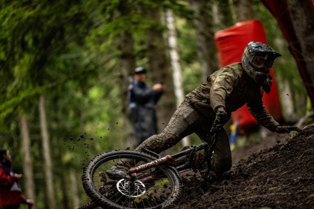 Whoop UCI Downhill Worldcup Les Gets GARCIN Johan Crashat Whoop UCI Downhill Worldcup Les Gets , 28.08.2025,in Les Gets ,FRA Foto: Sebastian Sternemann