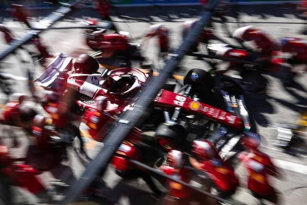 F1 - DUTCH GRAND PRIX 2025 Scuderia Ferrari pit stop practice during the 2025 Formula 1 Heineken Dutch Grand Prix, 15th round of the 2025 FIA Formula One World Championship, WM, Weltmeisterschaft from August 29 to 31, 2025 on the Zandvoort Circuit, in Zandvoort, Netherlands - ZandvoortNetherlands  Copyright: xEricxAlonsox