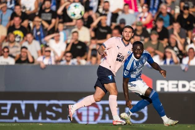 250828 Gabriel Busanello of Malmö FF and Abdoulaye Sylla of SK Sigma Olomouc during the second leg UEFA Europa League play-off football match between SK Sigma Olomouc and Malmö FF on August 28, 2025 in Olomouc. Photo: Petter Arvidson BILDBYRAN kod PA PA1072 fotboll football soccer fotball uefa europa league europa league malmö ff sk sigma olomouc bbeng playoff Copyright: PETTERxARVIDSON BB250828PA081