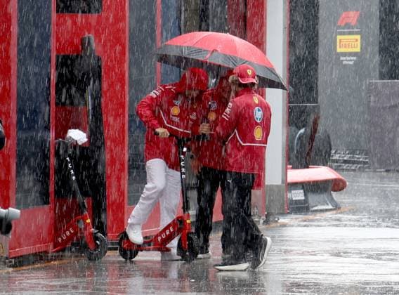 28.08.2025, Circuit Park Zandvoort, Zandvoort, FORMULA 1 HEINEKEN DUTCH GRAND PRIX 2025 , im Bild Charles Leclerc (MCO), Scuderia Ferrari HP mit einem elektrischen Roller. (Photo by Hasan Bratic DeFodi Images)