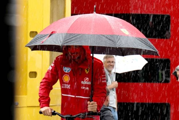 28.08.2025, Circuit Park Zandvoort, Zandvoort, FORMULA 1 HEINEKEN DUTCH GRAND PRIX 2025 , im Bild Charles Leclerc (MCO), Scuderia Ferrari HP mit einem elektrischen Roller. (Photo by Hasan Bratic DeFodi Images)
