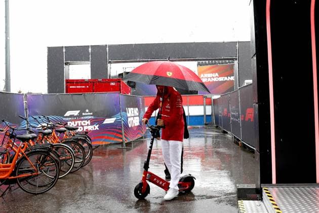 28.08.2025, Circuit Park Zandvoort, Zandvoort, FORMULA 1 HEINEKEN DUTCH GRAND PRIX 2025 , im Bild Charles Leclerc (MCO), Scuderia Ferrari HP mit einem elektrischen Roller. (Photo by Hasan Bratic DeFodi Images)