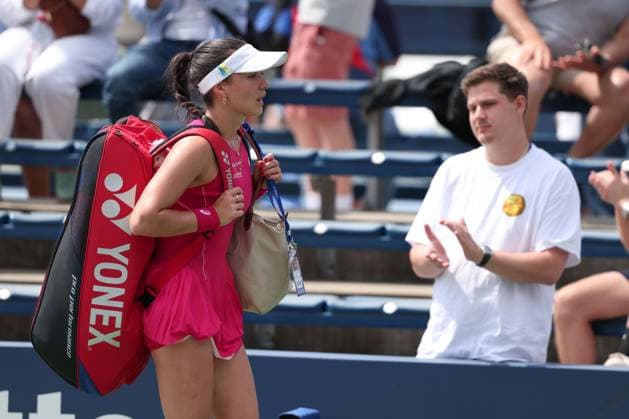 Eva Lys (GER) verlaesst den Platz nach ihrer Aufgabe, ein Fan steht im Hintergrund und applaudiert, USTA Billie Jean King National Tennis Center, Flushing Meadows, New York, USA . Copyright: xJuergenxHasenkopfx