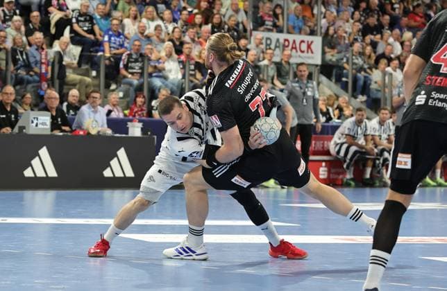 28.08.2025 - Handball - 1. Bundesliga DAIKIN HBL - Saison 2025 2026 - 01. Spieltag: HC Erlangen Metropolregion Nürnberg HCE - THW Kiel - DaMa - xdaxmax - Elias Ellefsen a Skipagotu (71, THW Kiel ) Maciej Gebala (77, HC Erlangen HCE )