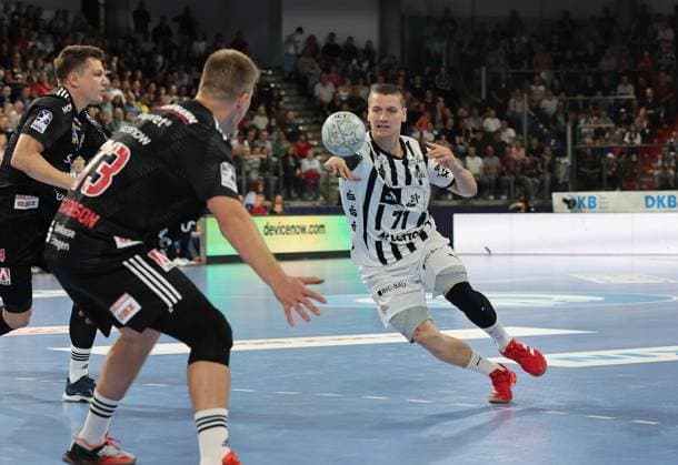 28.08.2025 - Handball - 1. Bundesliga DAIKIN HBL - Saison 2025 2026 - 01. Spieltag: HC Erlangen Metropolregion Nürnberg HCE - THW Kiel - DaMa - xdaxmax - Christoph Steinert ( 44, HC Erlangen HCE ) Viggo Kristjansson (73, HC Erlangen HCE ) Elias Ellefsen a Skipagotu (71, THW Kiel )