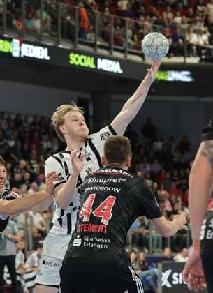 28.08.2025 - Handball - 1. Bundesliga DAIKIN HBL - Saison 2025 2026 - 01. Spieltag: HC Erlangen Metropolregion Nürnberg HCE - THW Kiel - DaMa - xdaxmax - Eric Johansson (21, THW Kiel ) Christoph Steinert ( 44, HC Erlangen HCE )