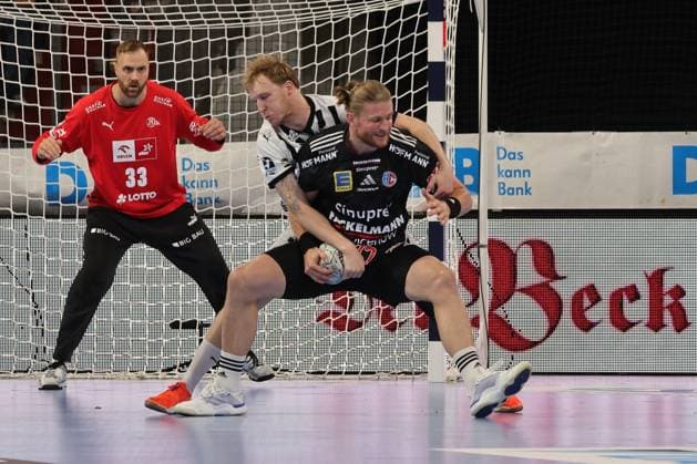28.08.2025 - Handball - 1. Bundesliga DAIKIN HBL - Saison 2025 2026 - 01. Spieltag: HC Erlangen Metropolregion Nürnberg HCE - THW Kiel - DaMa - xdaxmax - Andreas Wolff (33, THW Kiel ) Eric Johansson (21, THW Kiel ) Maciej Gebala (77, HC Erlangen HCE )