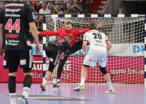 28.08.2025 - Handball - 1. Bundesliga DAIKIN HBL - Saison 2025 2026 - 01. Spieltag: HC Erlangen Metropolregion Nürnberg HCE - THW Kiel - DaMa - xdaxmax - Viggo Kristjansson (73, HC Erlangen HCE ) Andreas Wolff (33, THW Kiel )