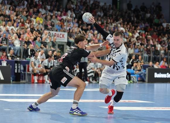28.08.2025 - Handball - 1. Bundesliga DAIKIN HBL - Saison 2025 2026 - 01. Spieltag: HC Erlangen Metropolregion Nürnberg HCE - THW Kiel - DaMa - xdaxmax - Florian Scheerer (10, HC Erlangen HCE ) Elias Ellefsen a Skipagotu (71, THW Kiel )