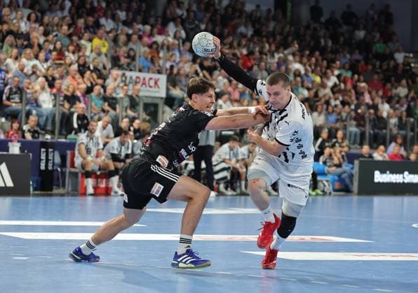 28.08.2025 - Handball - 1. Bundesliga DAIKIN HBL - Saison 2025 2026 - 01. Spieltag: HC Erlangen Metropolregion Nürnberg HCE - THW Kiel - DaMa - xdaxmax - Florian Scheerer (10, HC Erlangen HCE ) Elias Ellefsen a Skipagotu (71, THW Kiel )