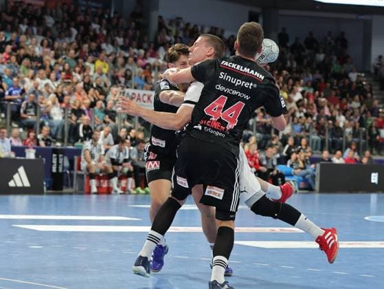 28.08.2025 - Handball - 1. Bundesliga DAIKIN HBL - Saison 2025 2026 - 01. Spieltag: HC Erlangen Metropolregion Nürnberg HCE - THW Kiel - DaMa - xdaxmax - Florian Scheerer (10, HC Erlangen HCE ) Elias Ellefsen a Skipagotu (71, THW Kiel ) Christoph Steinert ( 44, HC Erlangen HCE )