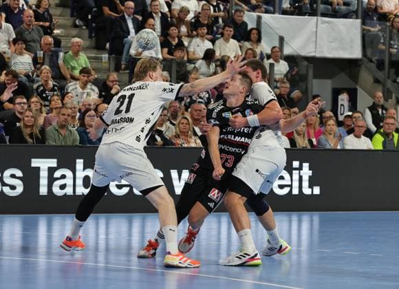 28.08.2025 - Handball - 1. Bundesliga DAIKIN HBL - Saison 2025 2026 - 01. Spieltag: HC Erlangen Metropolregion Nürnberg HCE - THW Kiel - DaMa - xdaxmax - Eric Johansson (21, THW Kiel ) Viggo Kristjansson (73, HC Erlangen HCE ) Lukas Laube (20, THW Kiel )