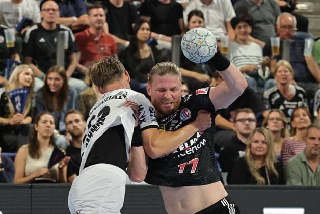 28.08.2025 - Handball - 1. Bundesliga DAIKIN HBL - Saison 2025 2026 - 01. Spieltag: HC Erlangen Metropolregion Nürnberg HCE - THW Kiel - DaMa - xdaxmax - Rune Dahmke (23, THW Kiel ) Maciej Gebala (77, HC Erlangen HCE )