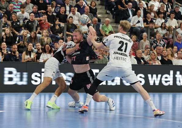 28.08.2025 - Handball - 1. Bundesliga DAIKIN HBL - Saison 2025 2026 - 01. Spieltag: HC Erlangen Metropolregion Nürnberg HCE - THW Kiel - DaMa - xdaxmax - Rune Dahmke (23, THW Kiel ) Maciej Gebala (77, HC Erlangen HCE ) Eric Johansson (21, THW Kiel )